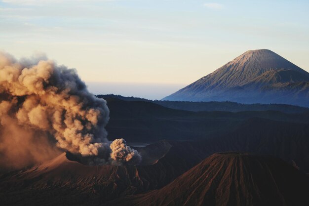 写真 日の出とブローモ火山の景色