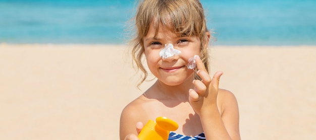Солнцезащитный крем на коже ребенка.