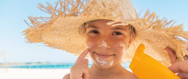 Foto crema solare sulla pelle di un bambino.