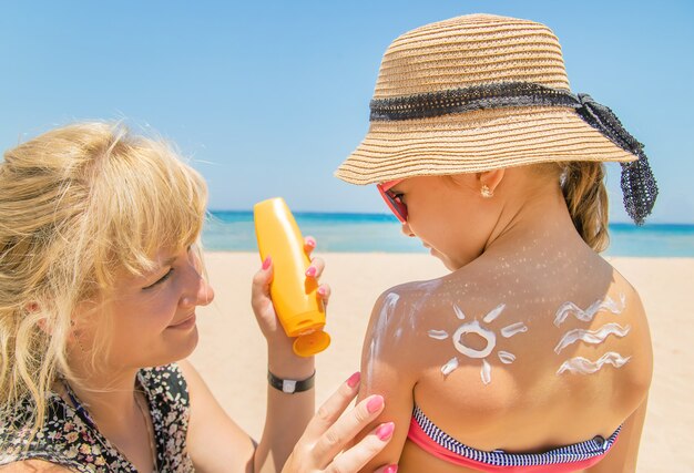 Crema solare sulla pelle di un bambino