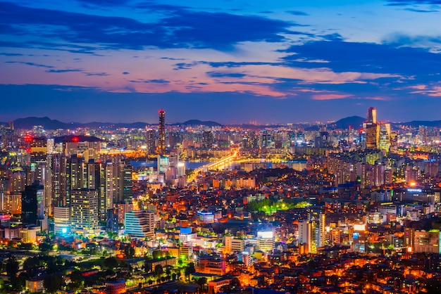 韓国ソウル市63ビルの夕日。