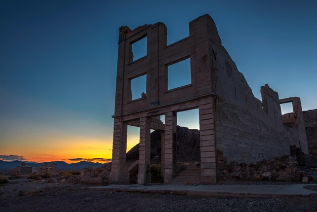 ネバダ州ライオライトの廃墟となった建物に沈む夕日