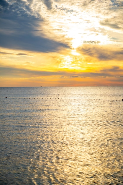 モンテネグロのアドリア海に沈む夕日日没の最後の数分