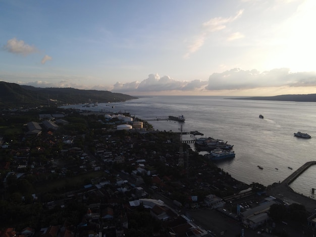 Вид с воздуха на закат на порт в Баньюванги, Индонезия, с паромом в океане Бали