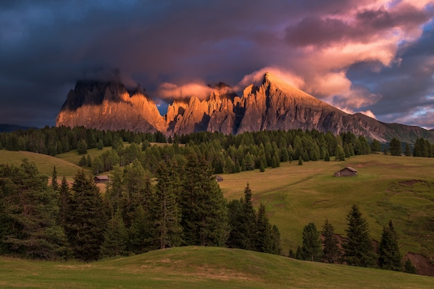 Photo sunset at alpe di siusi in the dolomites mountains