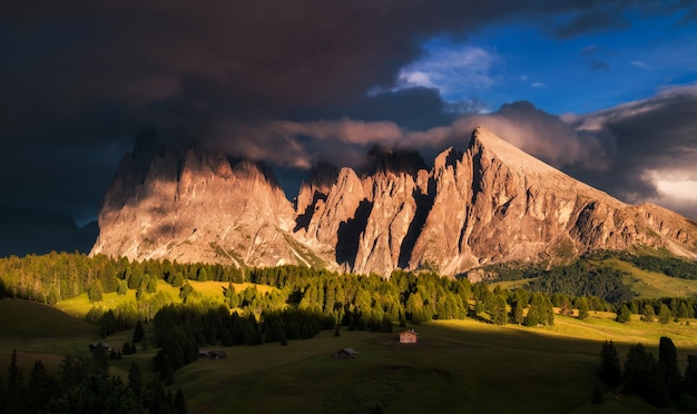 Dolomites 산에서 Alpe 디 Siusi에서 일몰