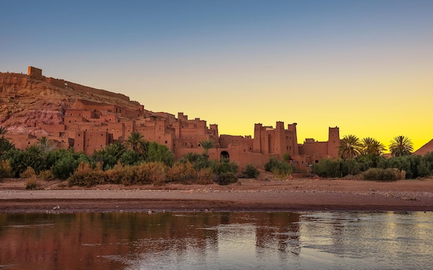 モロッコのアイト ・ ベンハドゥの古代都市に沈む夕日
