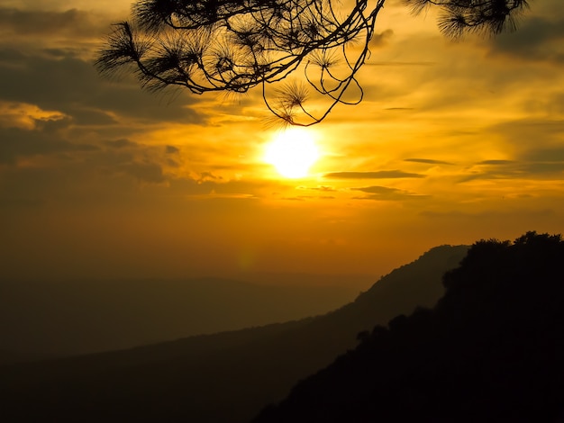 写真 夕日とシルエット、山の上