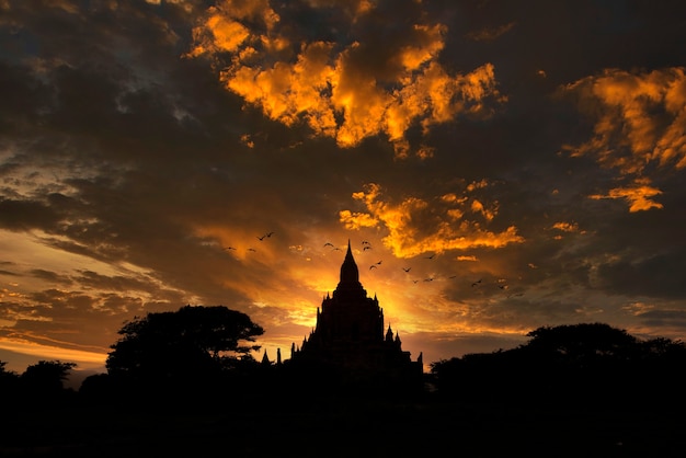 アジアの仏教寺院に沈む夕日