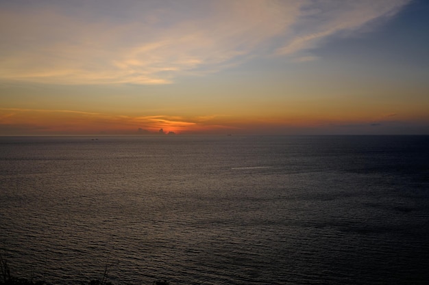 写真 タイの海の夕日
