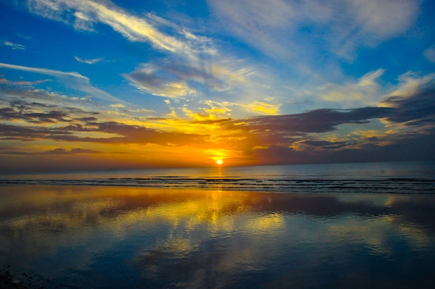 写真 海の夕日