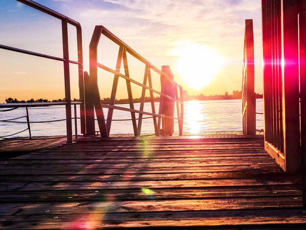 写真 イタリア の ヴェネツィア の 近く の 小さな 港 で 夕暮れ