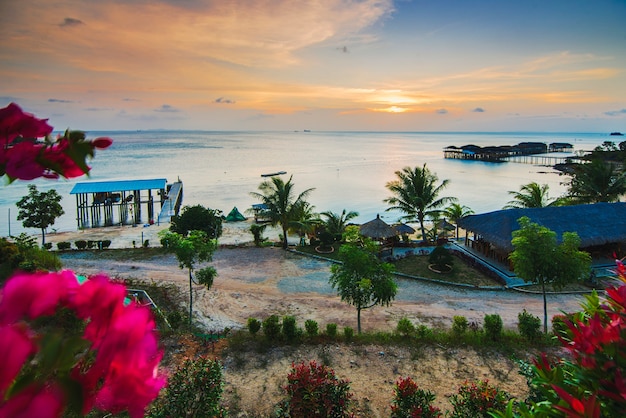 Photo sunset atmosphere at barelang beach villa and wooden pier