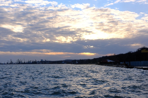 マリウポリ海運ウクライナの景色を望むアゾフ海に沈む夕日