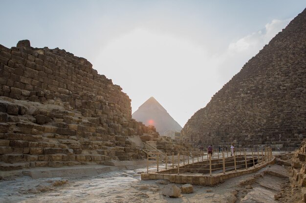 이집트 피라미드의 배경에 일몰
