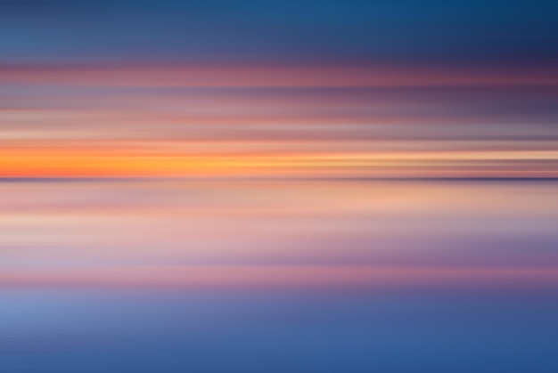 Foto sfocatura di movimento dello sfondo del tramonto con la riflessione