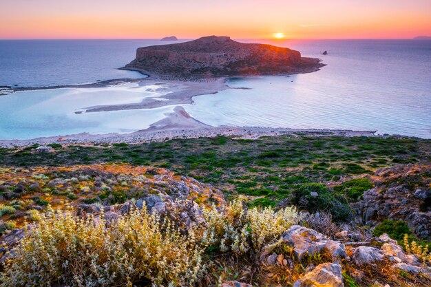 ギリシャ、クレタのバロスビーチに沈む夕日。