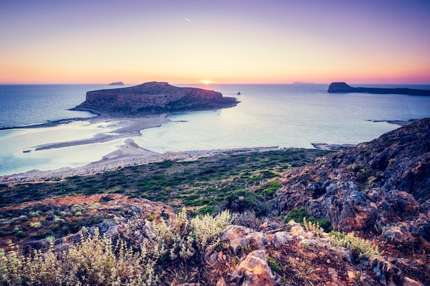 ギリシャのクレタ島のバロスビーチに沈む夕日