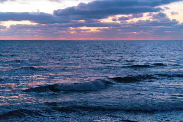 Закат на Балтийском море на курорте Паланга, Литва