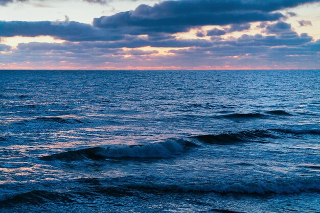 Закат на Балтийском море на курорте Паланга, Литва