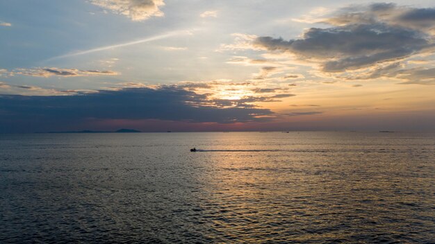 Foto il tramonto al mare di bang saen, provincia di chonburi, thailandia