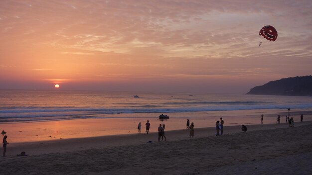 Photo sunset at the beach in bali indonesia the sun is going down