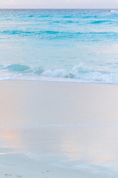 Photo sunset over the beach on caribbean sea.