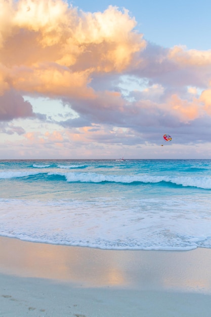 Photo sunset over the beach on caribbean sea.