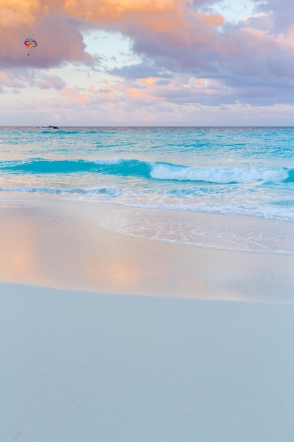 Photo sunset over the beach on caribbean sea.