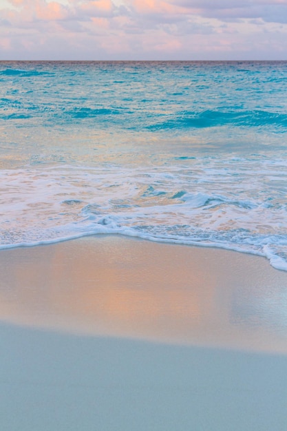 Foto tramonto sulla spiaggia del mar dei caraibi.