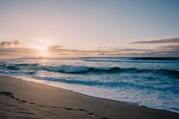 Photo sunset on the beach in hawaii