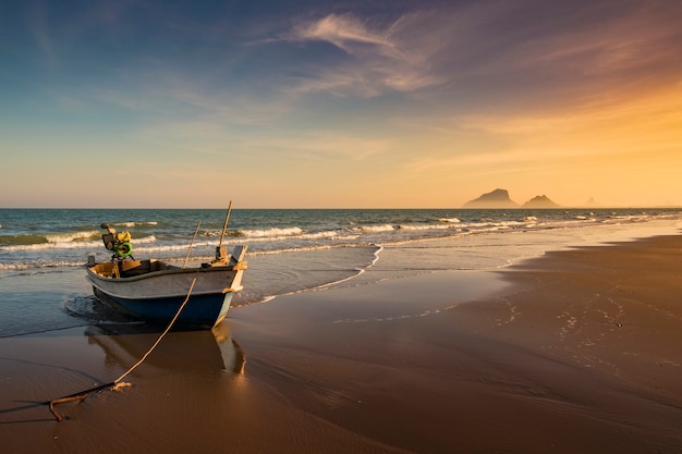 Spiaggia di tramonto a hua hin in prachuab kiri khan, tailandia del sud