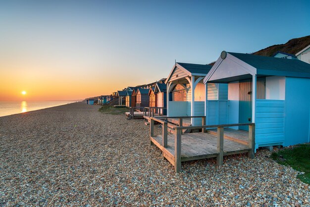 Photo sunset over beach huts