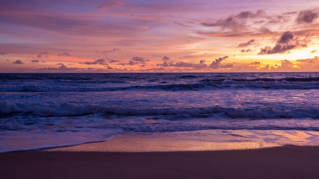 Photo sunset on the beach of phuket thailand colorful sunset during monsoon rain season at the beach