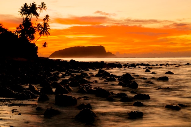 Tramonto su una spiaggia a samoa