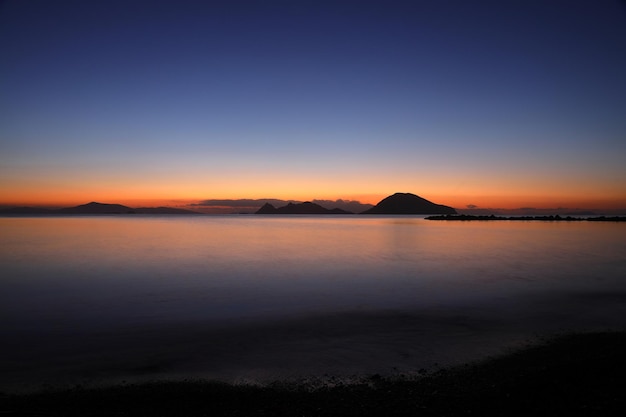 夕暮れの景色 ターグトレイスの海辺の町 壮観な夕暮れ 選択的な焦点 長時間曝光 静けさのシーンを撮影する