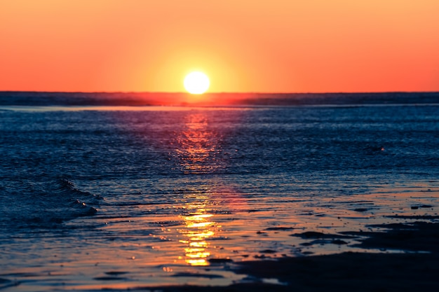 ビンテージスタイルのコピースペースとビーチに沈む夕日