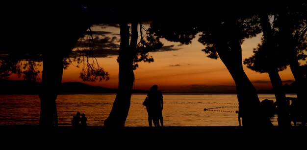 人々とビーチで夕日