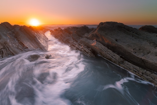 Tramonto sulla spiaggia di bidart vicino a biarritz, paesi baschi.