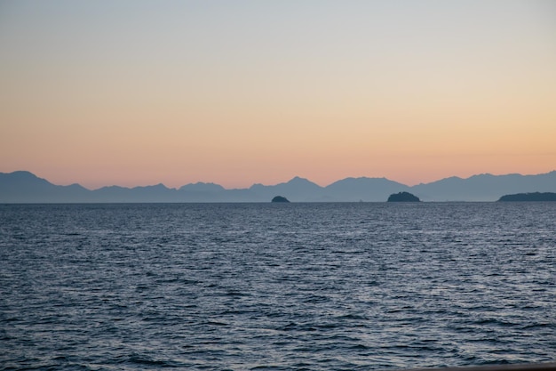 リオデジャネイロのアングラ・ドス・レイスにある大きな島の夕日