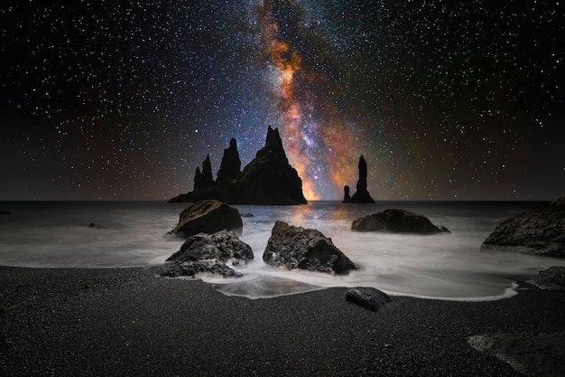 Tramonto sulla spiaggia nera dell'islanda