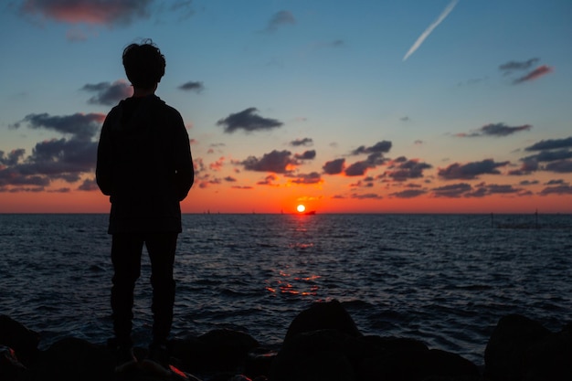 秋の黒海に沈む夕日