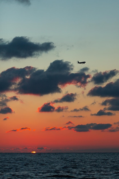 秋の黒海に沈む夕日