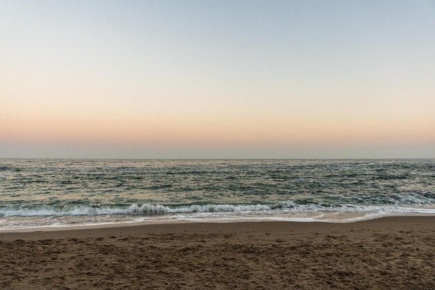 ウクライナの黒海に沈む夕日抽象的な海景水面美しい雲景。