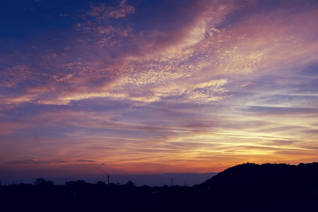 Foto cielo nuvoloso viola rosa blu di tramonto