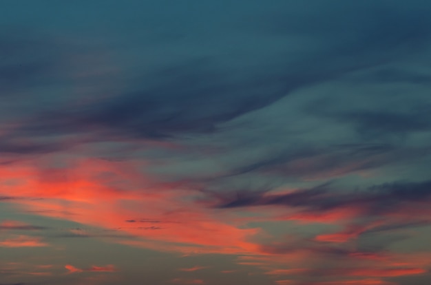 写真 夕焼けの青い空と雲の背景