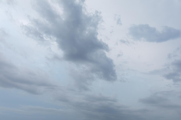 青い空に沈む夕日 雲のある青い空 青い空 雲 夕方の夏 曇りの青い空