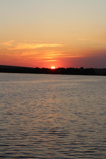 水域に沈む夕日