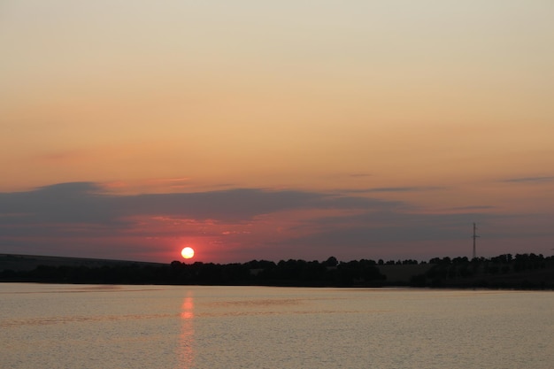 水域に沈む夕日