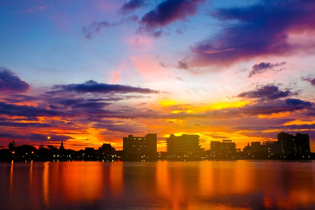 写真 都市公園の湖の夕日が背景です。